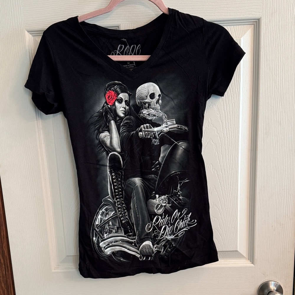 NWT‎ Women's Black Graphic Tee